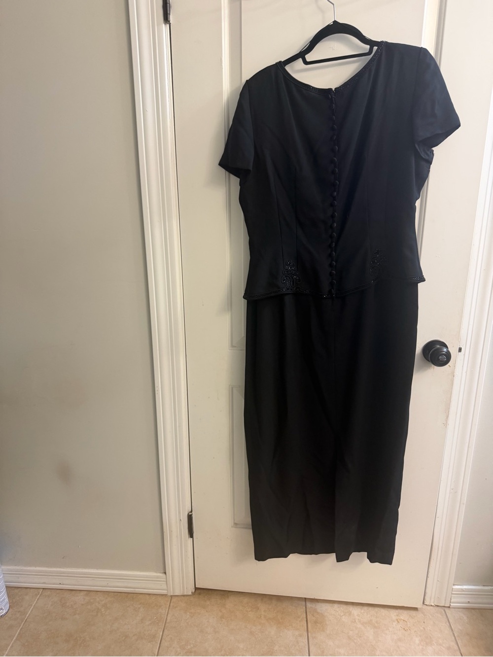 Donna Morgan Black Short-Sleeve Midi Dress with Button-Front Detail